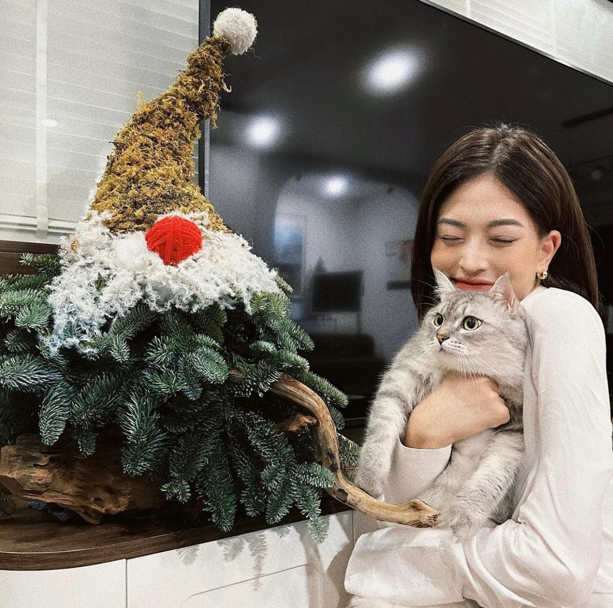 Á hậu Phương Nga mang không khí Noel về khắp mọi nơi trong tổ ấm nhỏ.