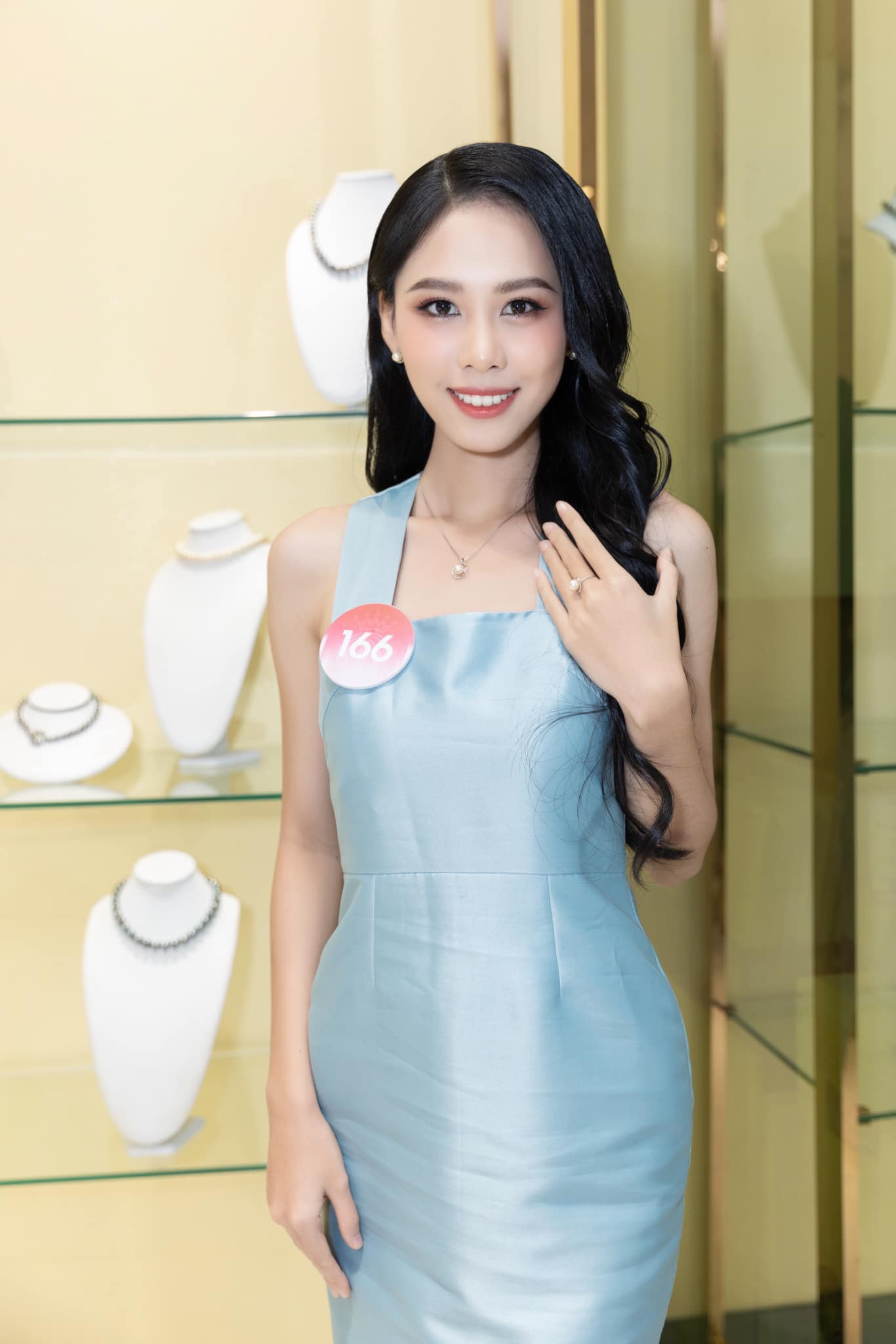 Cô luôn biết cách thay đổi bản thân mình trong từng hoàn cảnh để mang đến diện mạo chỉn chu trước mắt mọi người.