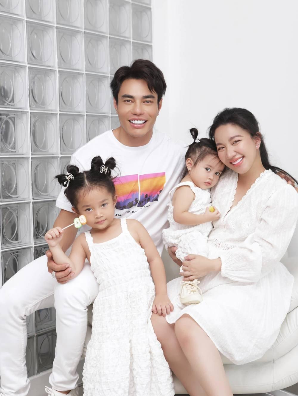 Cặp đôi thường xuyên khoe những khoảnh khắc hạnh phúc bên nhau. Cặp đôi thường xuyên khoe những khoảnh khắc hạnh phúc bên nhau.