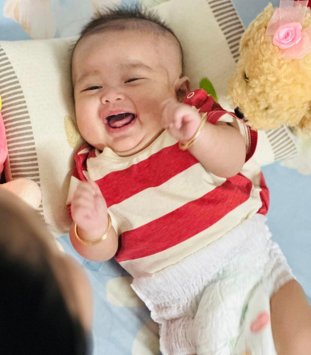 Sự lém lỉnh của nhóc tì thứ 3 nhà Dương Lâm khiến nhiều người thích thú. Sự lém lỉnh của nhóc tì thứ 3 nhà Dương Lâm khiến nhiều người thích thú.