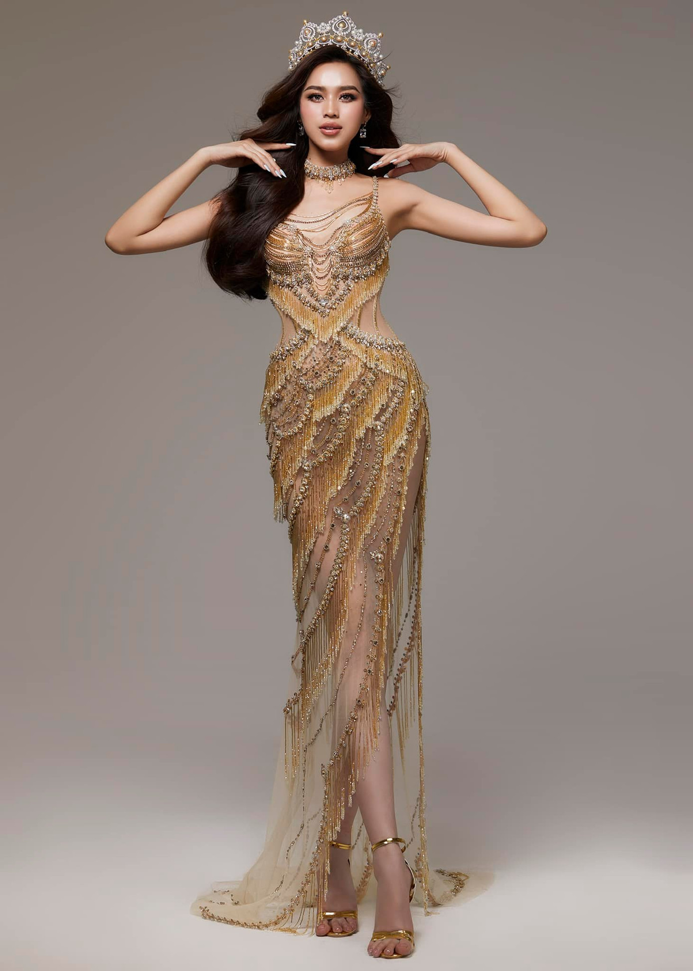 Nàng hậu sinh năm 2001 diện trên mình thiết kế lấy cảm hứng từ chính chiếc vương miện.