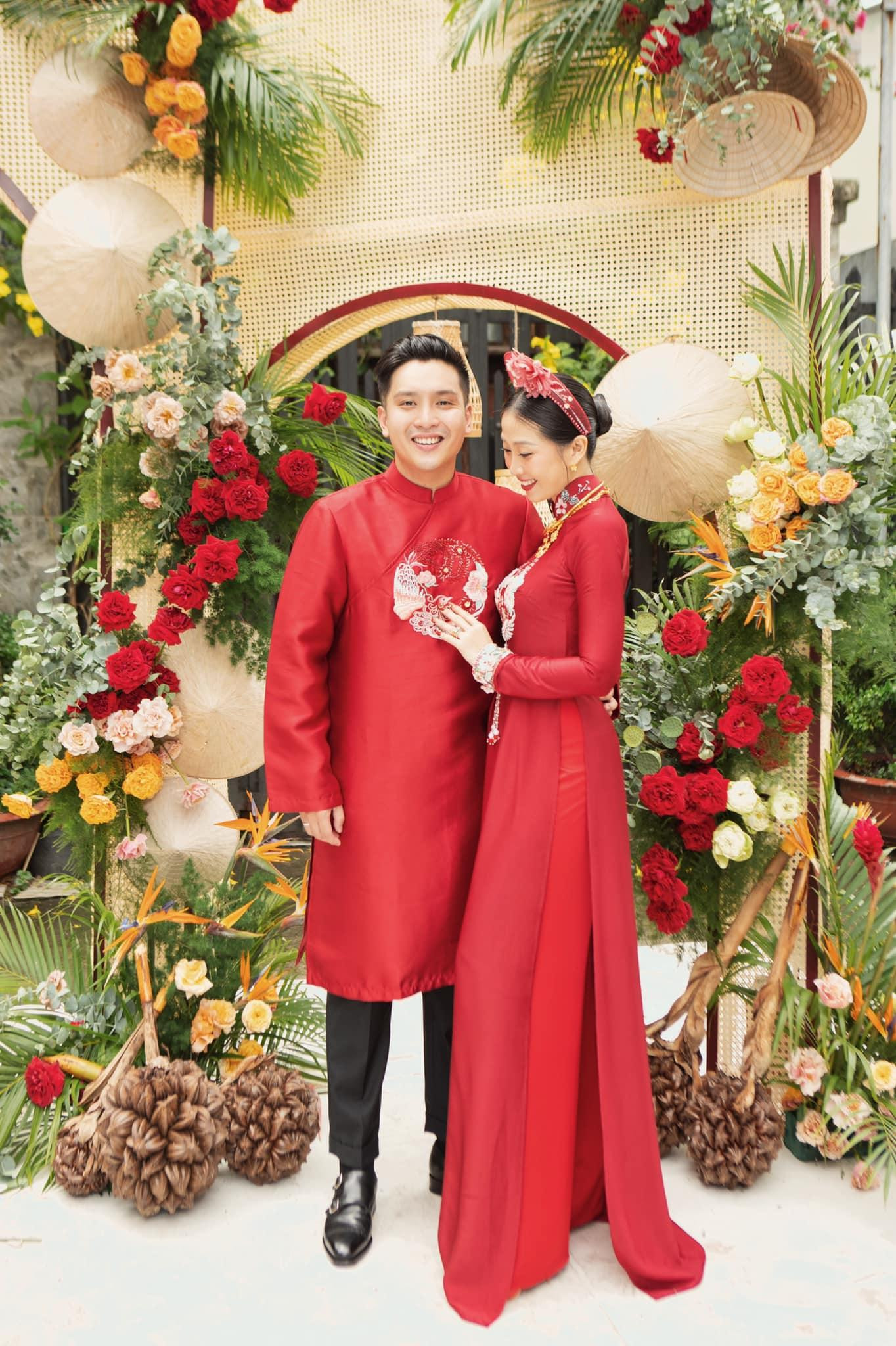 Cô dâu và chú rể đều lựa chọn áo dài sắc đỏ cho lễ vu quy. Ảnh: FBNV Cô dâu và chú rể đều lựa chọn áo dài sắc đỏ cho lễ vu quy. Ảnh: FBNV