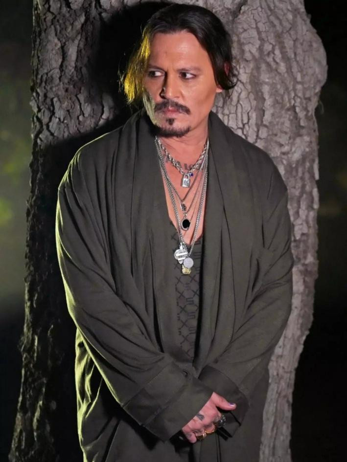 Tạo hình của Johnny Depp trong show diễn Savage X Fenty.