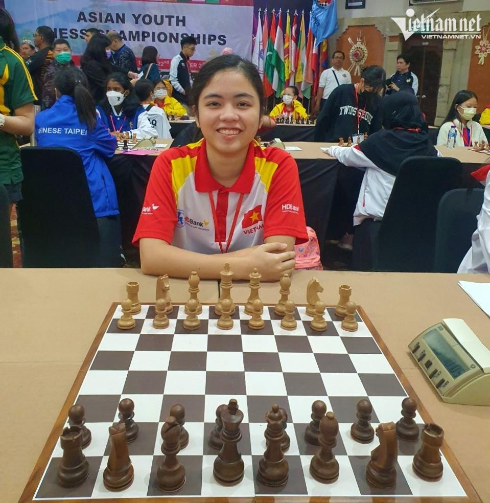 Cô bạn Hồng Nhung đã "ẵm gọn" huy chương sau mỗi lần thi đấu. Ảnh: Vietnamnet. Cô bạn Hồng Nhung đã "ẵm gọn" huy chương sau mỗi lần thi đấu. Ảnh: Vietnamnet.