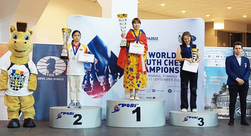 Hồng Nhung (bên trái) là gương mặt nhỏ tuổi nhất trong top 3 của cuộc thi. Ảnh: Vietnamnet. Hồng Nhung (bên trái) là gương mặt nhỏ tuổi nhất trong top 3 của cuộc thi. Ảnh: Vietnamnet.