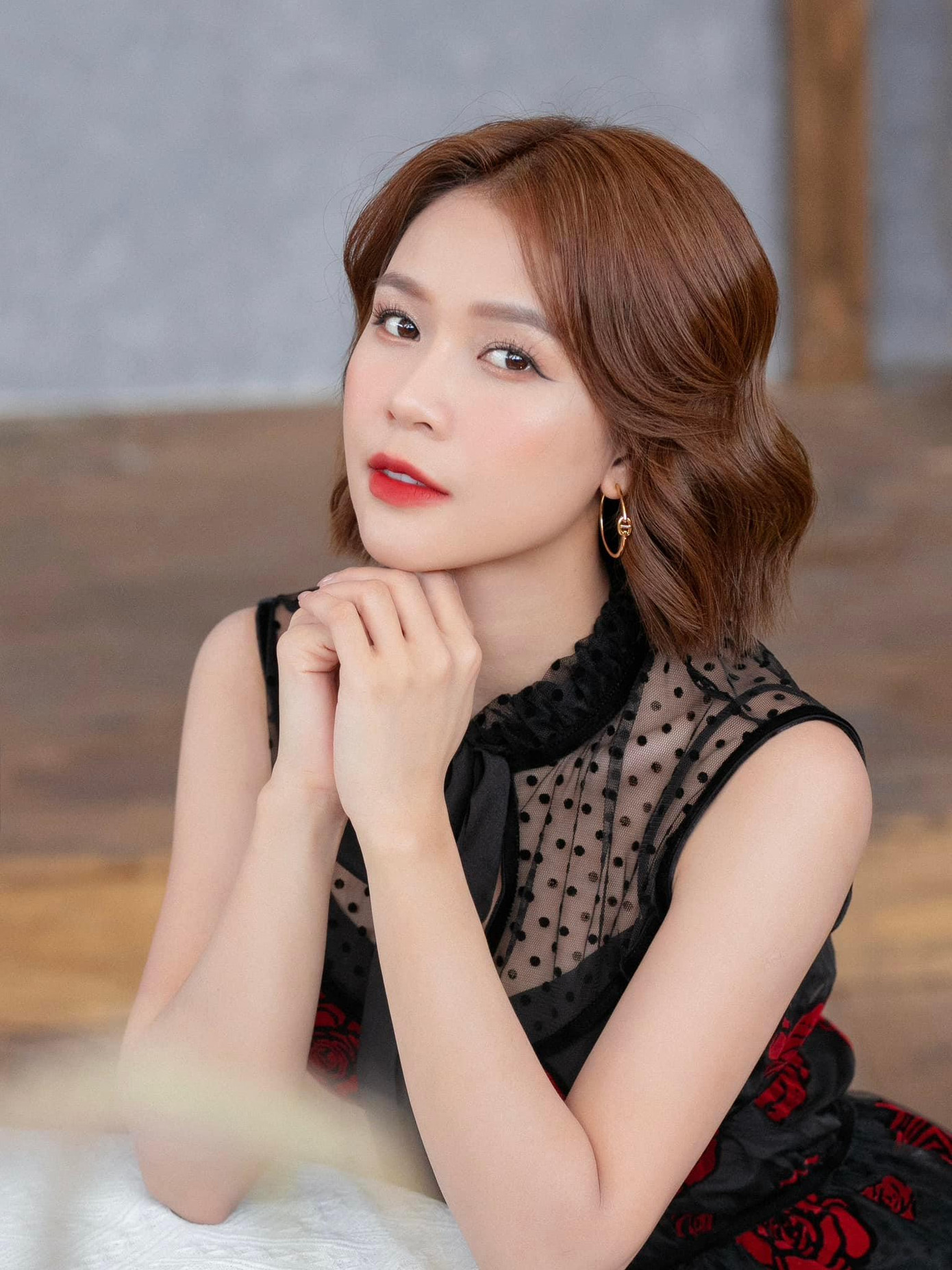 Sam đã phải giấu kín chồng khi diễn "cảnh nóng" trong một dự án điện ảnh gần đây.