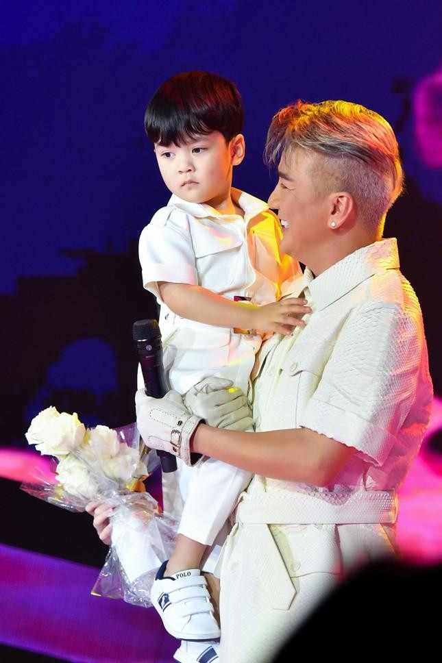 Con trai Đàm Vĩnh Hưng &quot;gây bão&quot; với vẻ ngoài đáng yêu và duyên dáng