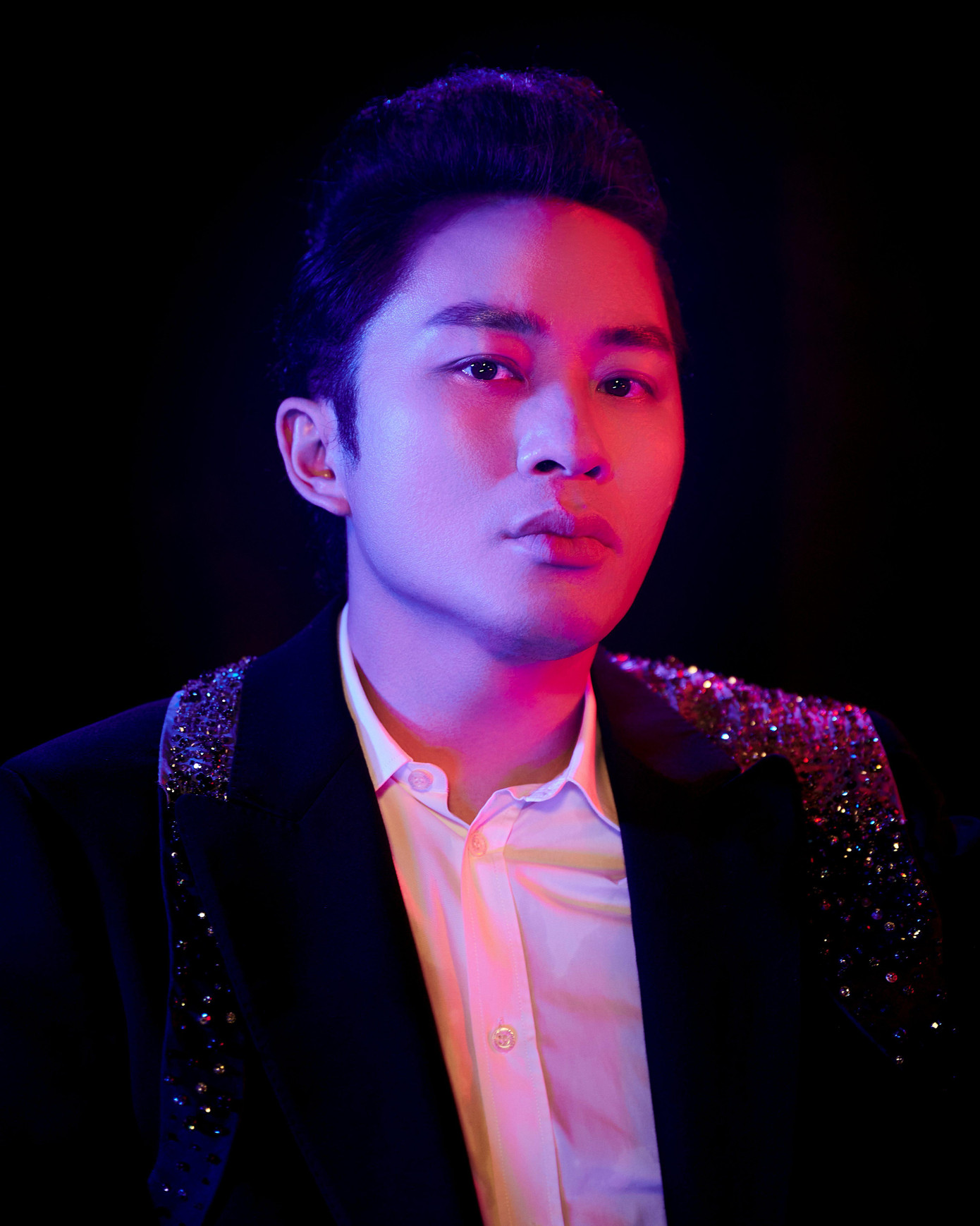 Tùng Dương gây ấn tượng mạnh bởi chất giọng đặc biệt trong MV Hạnh Phúc Máu.