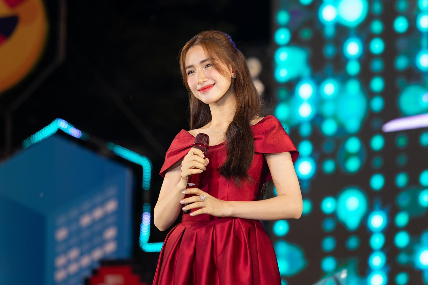 Sau nhiều năm hoạt động trong nghề, Hòa Minzy dần xác lập vị thế vững chắc trong showbiz. Sau nhiều năm hoạt động trong nghề, Hòa Minzy dần xác lập vị thế vững chắc trong showbiz.