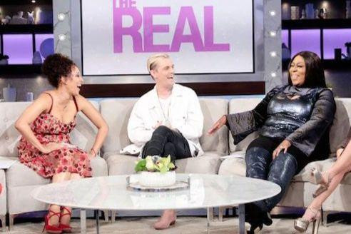 Aaron Carter và Loni Love xuất hiện trên cùng chương trình thực tế (Loni Love mặc đồ đen).