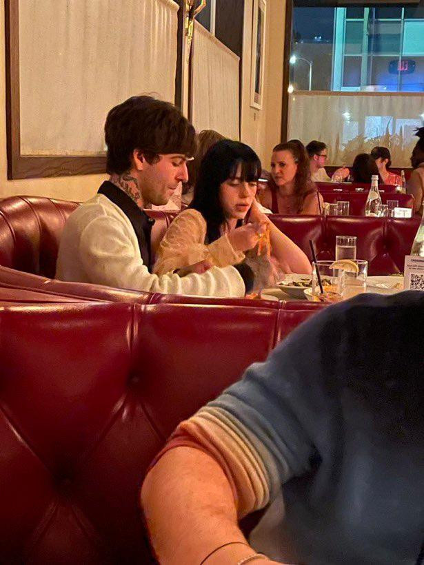 Hai nghệ sĩ được bắt gặp đang ăn tối cùng nhau trong một nhà hàng. Hai nghệ sĩ được bắt gặp đang ăn tối cùng nhau trong một nhà hàng.