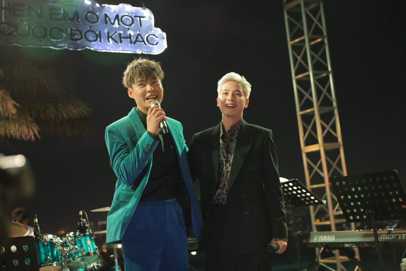 Sự kết hợp đặc biệt giữa Mr. B và Quân A.P tại đêm showcase.
