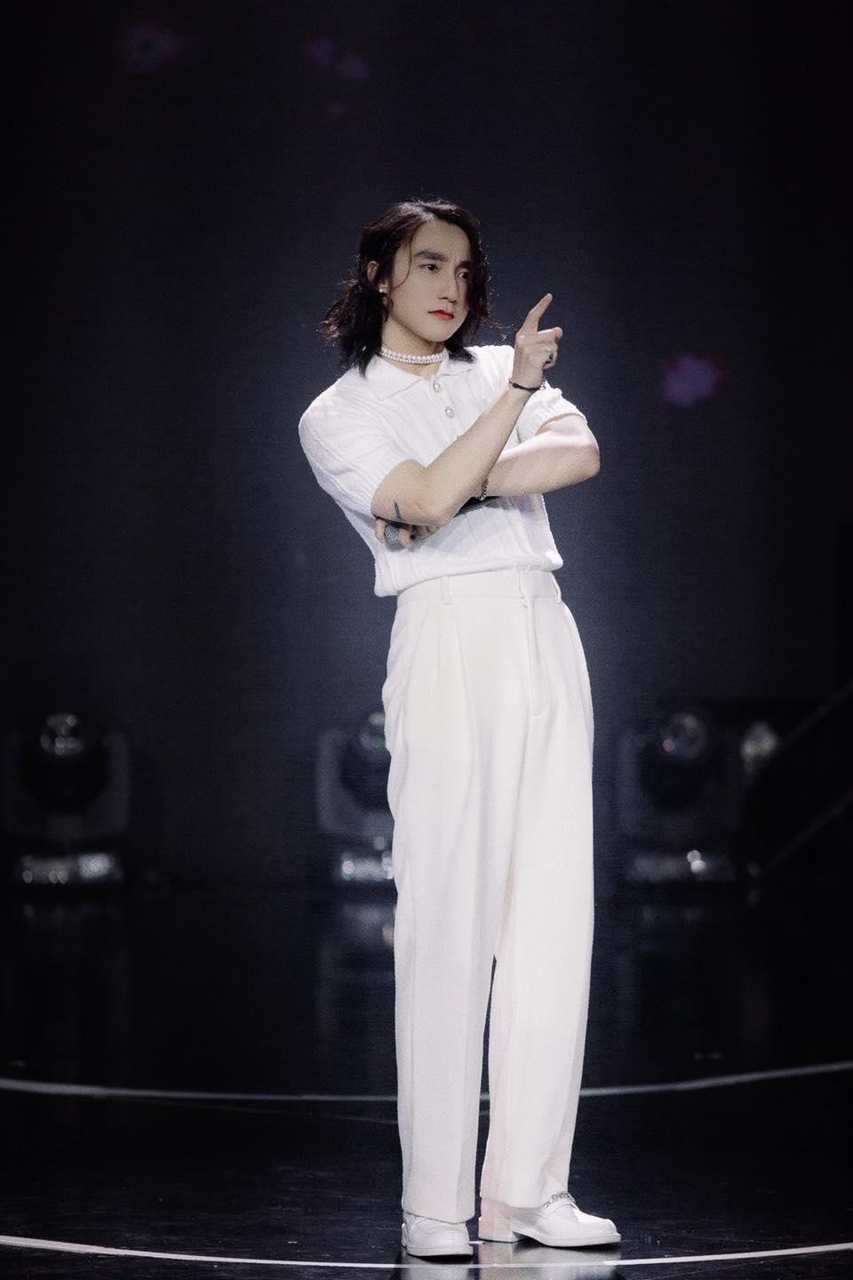 Sau thời gian dài vắng bóng, Sơn Tùng bắt đầu "rục rịch" trở lại. Sau thời gian dài vắng bóng, Sơn Tùng bắt đầu "rục rịch" trở lại.