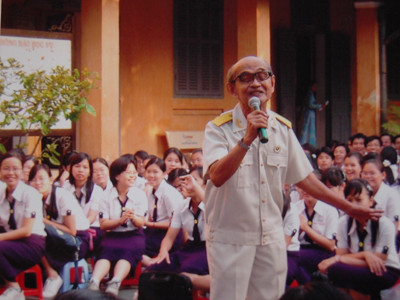 NSƯT Hồ Kiểng trong một lần đi diễn tấu hài cho các em thiếu nhi