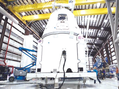 Tàu vũ trụ Dragon (Rồng) chuẩn bị thực hiện chuyến bay thương mại đầu tiên. Ảnh: SpaceX