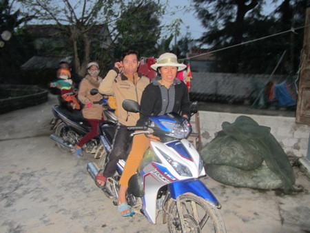 16h 40, thuyền viên Vũ Văn Hà được vợ và bố đẻ đón về Quỳnh Long.