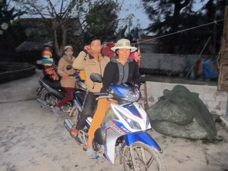 16h 40, thuyền viên Vũ Văn Hà được vợ và bố đẻ đón về Quỳnh Long.