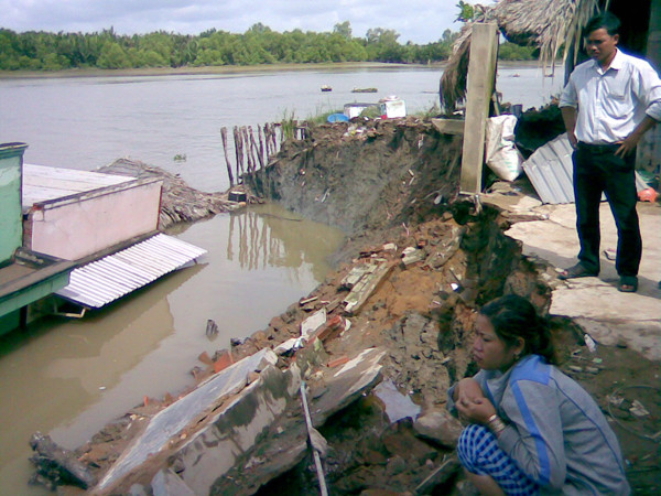 Sạt lở bờ sông Rạch Dơi xã Nhơn Đức, huyện Nhà Bè, TPHCM. Ảnh: LT. Sạt lở bờ sông Rạch Dơi xã Nhơn Đức, huyện Nhà Bè, TPHCM Ảnh: LT