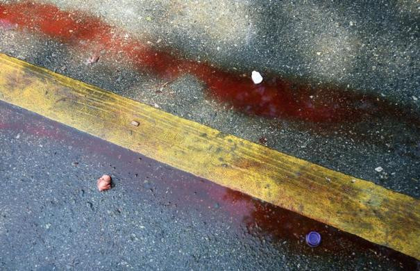 Vệt máu dài trên đường của một người biểu tình bị trúng đạn cao su của cảnh sát bên ngoài Tòa nhà Quốc hội