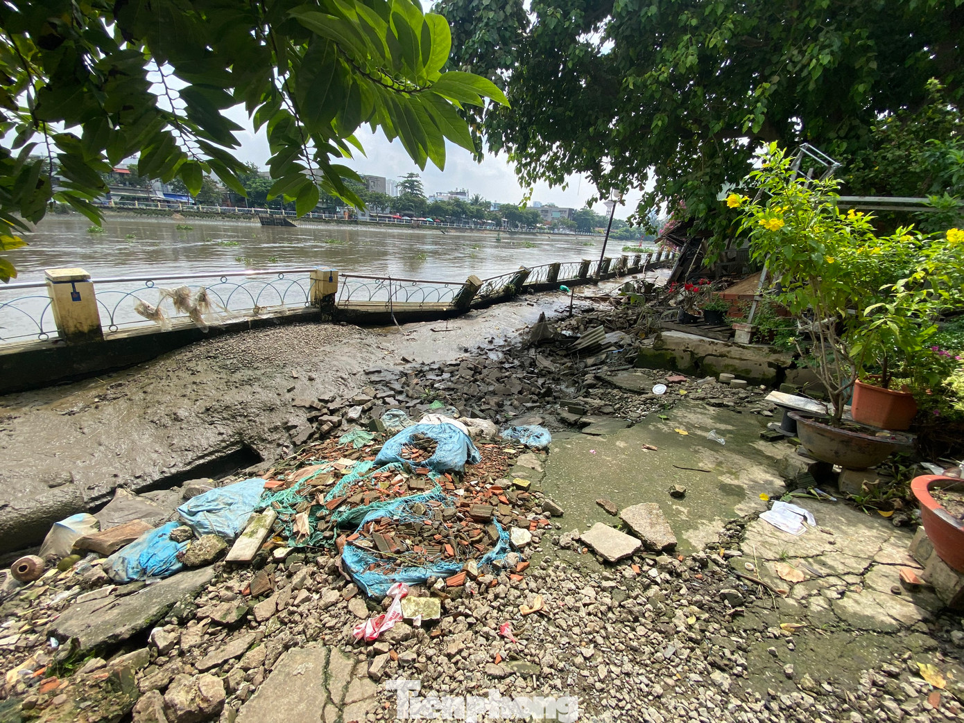 Đoạn sạt lở cách vị trí khu vực dân cư không quá xa.