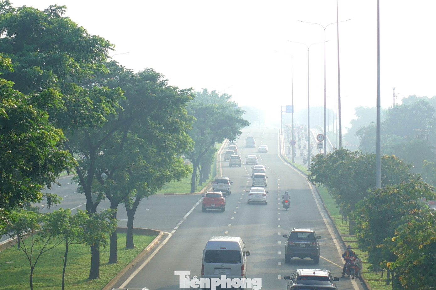 Hình ảnh ghi nhận lúc 7 giờ sáng trên đường Võ Văn Kiệt.
