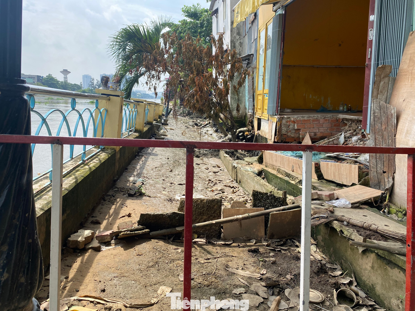 Đoạn sạt lở nguy hiểm được rào chắn, hạn chế người ra vào để đảm bảo an toàn.