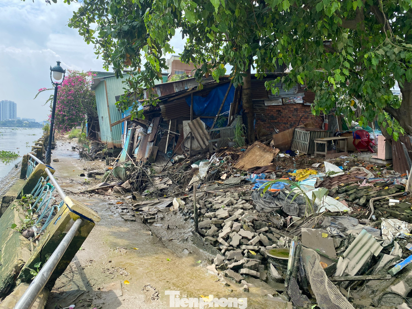 Phạm vi sạt lở có chiều dài khoảng 170 m, rộng 15 m từ đỉnh kè vào trong bờ.