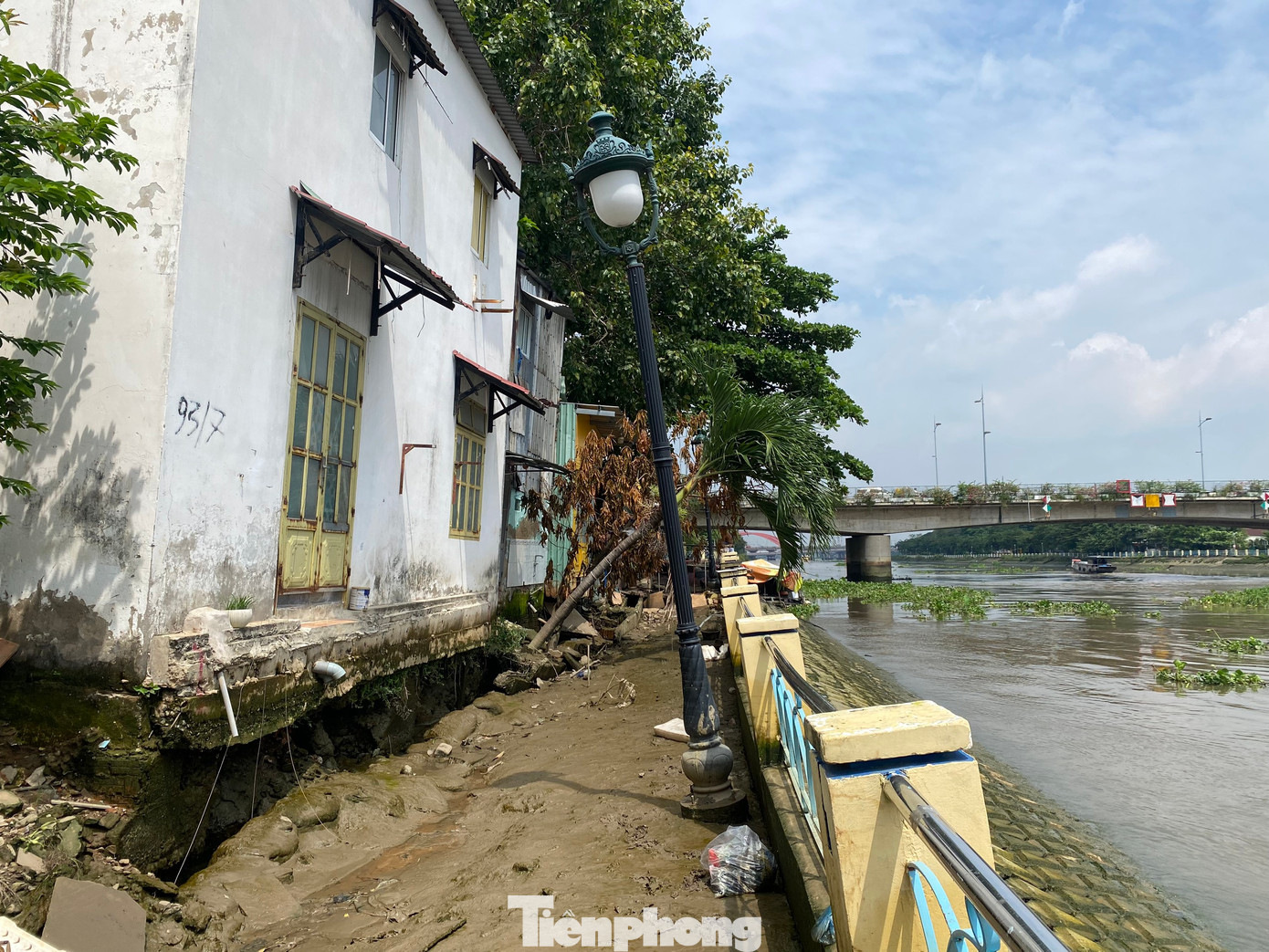 Theo người dân địa phương, các hộ dân bị ảnh hưởng bởi sạt lở đã được di dời ra khỏi khu vực nguy hiểm. Trong khi đó, đơn vị khảo sát cho biết, khu vực này đang có hiện tượng chuyển vị theo phương đứng (lún sụt) bình quân khoảng 1,78 cm/ngày, theo phương ngang (chuyển vị ra phía lòng kênh) bình quân khoảng 2 cm/ngày. Mức sụt lún này là rất nguy hiểm.