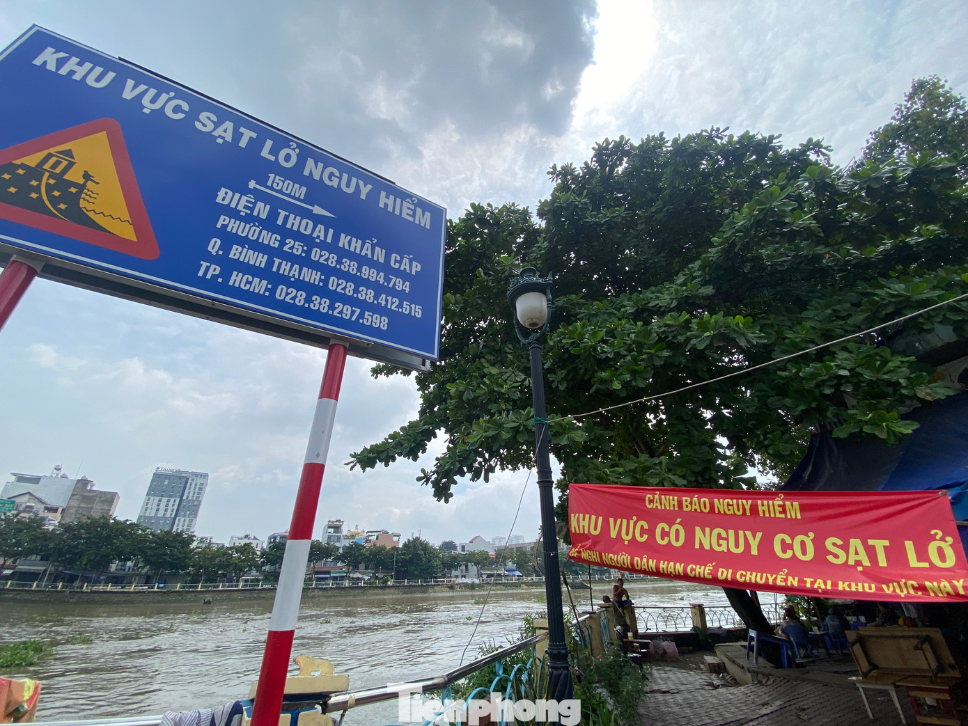 Theo ghi nhận của PV vào trưa 28/9, chính quyền địa phương đã lắp bảng cảnh báo khu vực nguy hiểm và bố trí lực lượng bảo vệ dân phố túc trực tại khu vực.