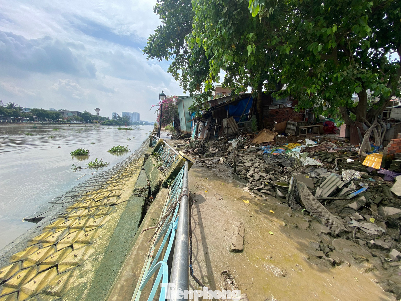 Giữa tháng 8 vừa qua, UBND TPHCM đã chấp thuận chủ trương xây dựng kiên cố tuyến kè kênh Thanh Đa với chiều dài 478m (phạm vi giải tỏa mặt bằng của dự án là 10m tính từ đỉnh kè vào phía bờ) nhằm thay thế công trình kè cũ đang xảy ra tình trạng sụt lún, sạt lở.