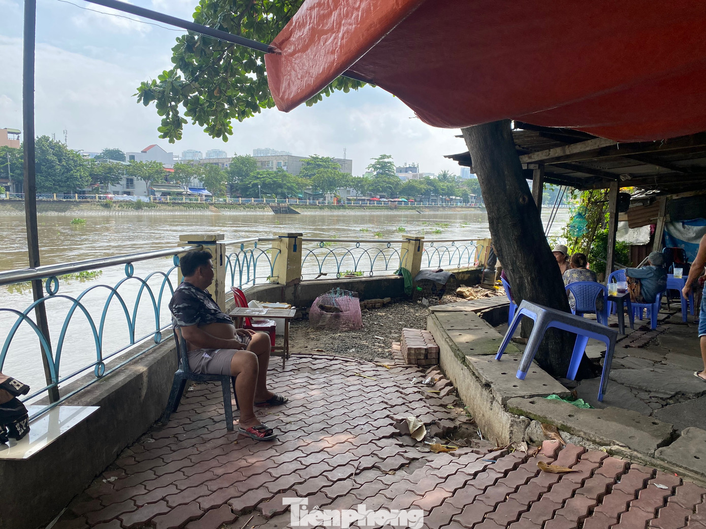 Chia sẻ với PV, nhiều người dân ở khu vực mong muốn cơ quan chức năng sớm triển khai dự án để khắc phục tình trạng sạt lở, đảm bảo an toàn.