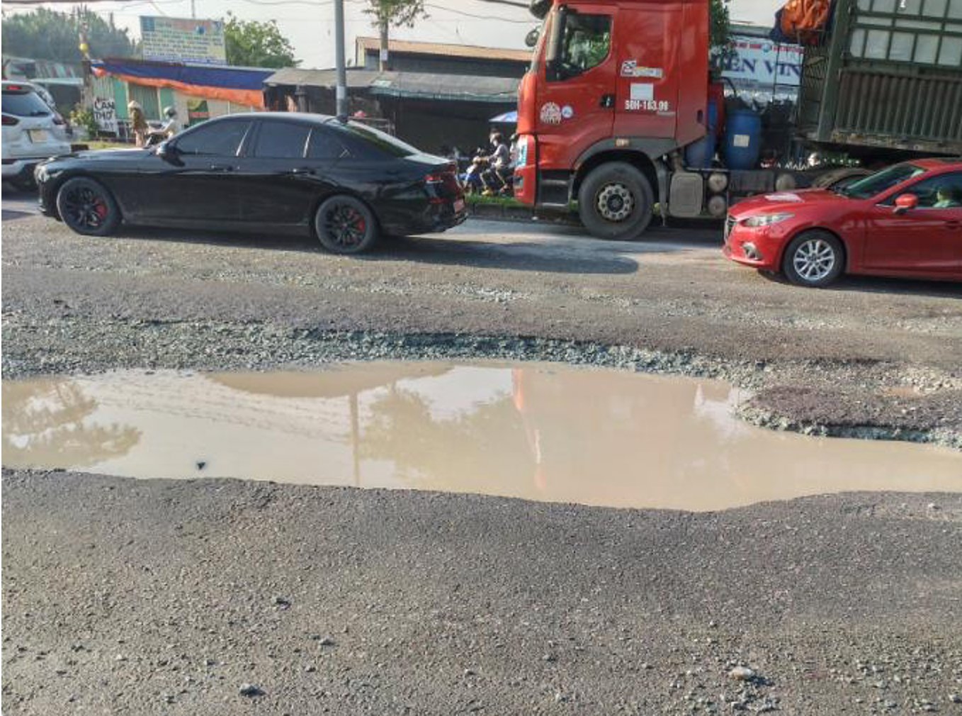 Theo đó, Sở GTVT TPHCM cho biết, đường Nguyễn Văn Linh, đoạn từ đường Huỳnh Tấn Phát đến quốc lộ 1 do Công ty Phú Mỹ Hưng quản lý, khai thác và bảo trì công trình. Hiện nay, mặt đường Nguyễn Văn Linh nhiều vị trí bị hư hỏng nặng, tạo hố sâu nguy hiểm; mặt đường ngập nước, vạch sơn đường mờ, mất tác dụng cảnh báo,… gây mất an toàn cho người tham gia giao thông. Ảnh: Sở GTVT TPHCM