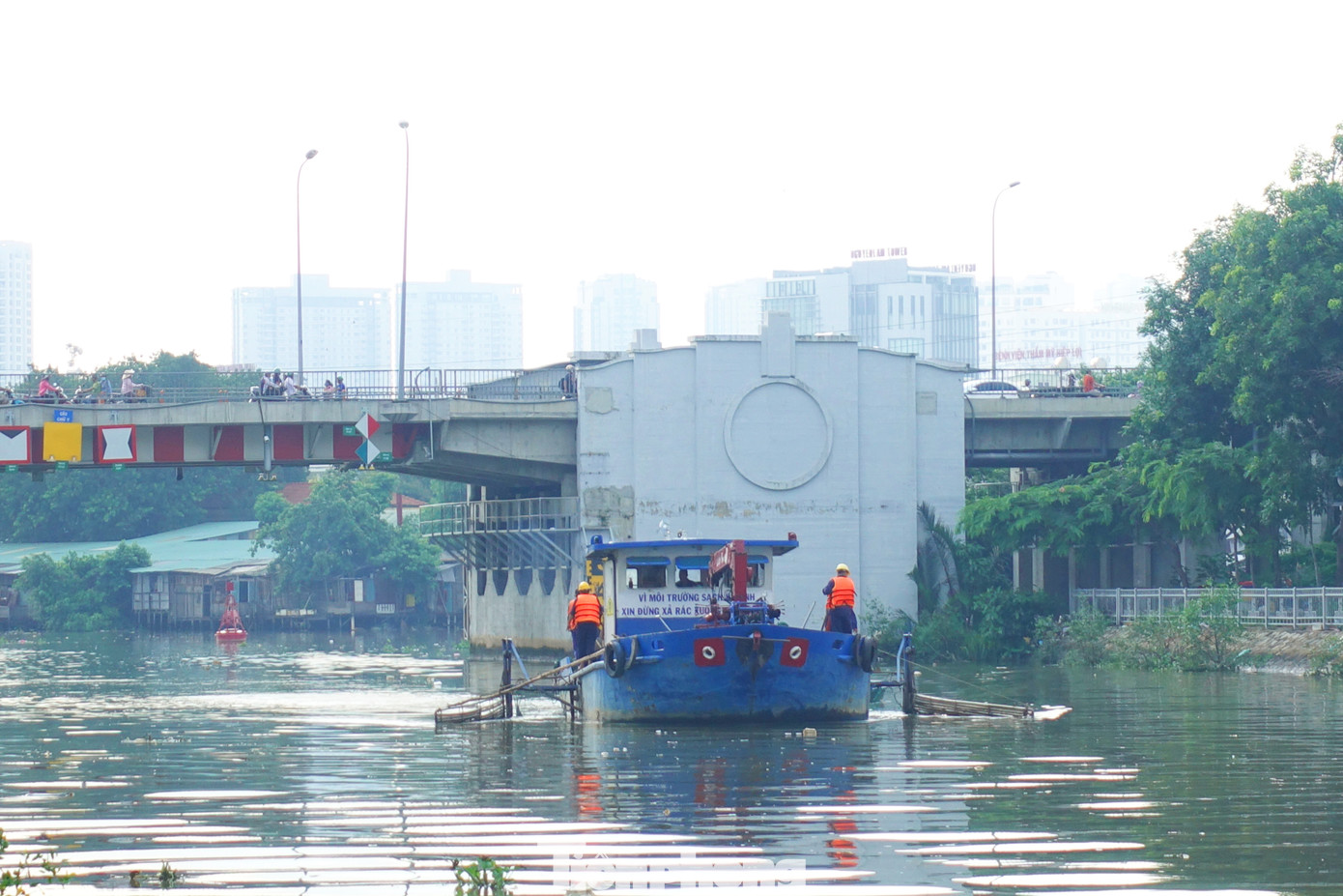 Theo đại diện Đài Khí tượng Thủy văn khu vực Nam Bộ, do những ngày qua TPHCM có mưa, độ ẩm không khí cao, bên cạnh đó, gió yếu giữ lại hơi nước ở tầng thấp nên ngưng tụ thành sương mù. Đây là hiện tượng bình thường hay xảy ra vào mùa mưa.