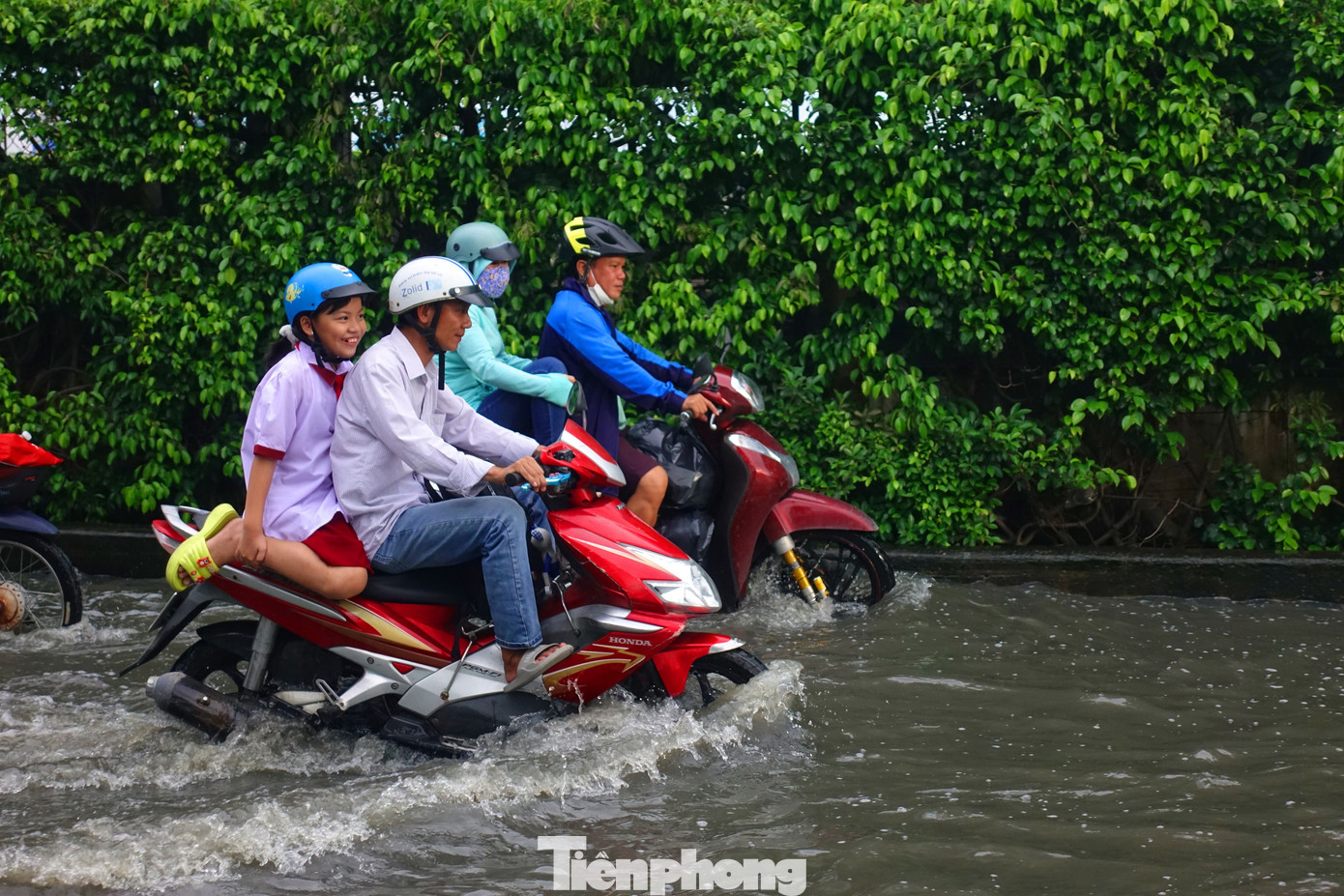 Nhiều người điều khiển phương tiện di chuyển vào sát lề đường để tránh điểm ngập sâu. Nhiều người điều khiển phương tiện di chuyển vào sát lề đường để tránh điểm ngập sâu.