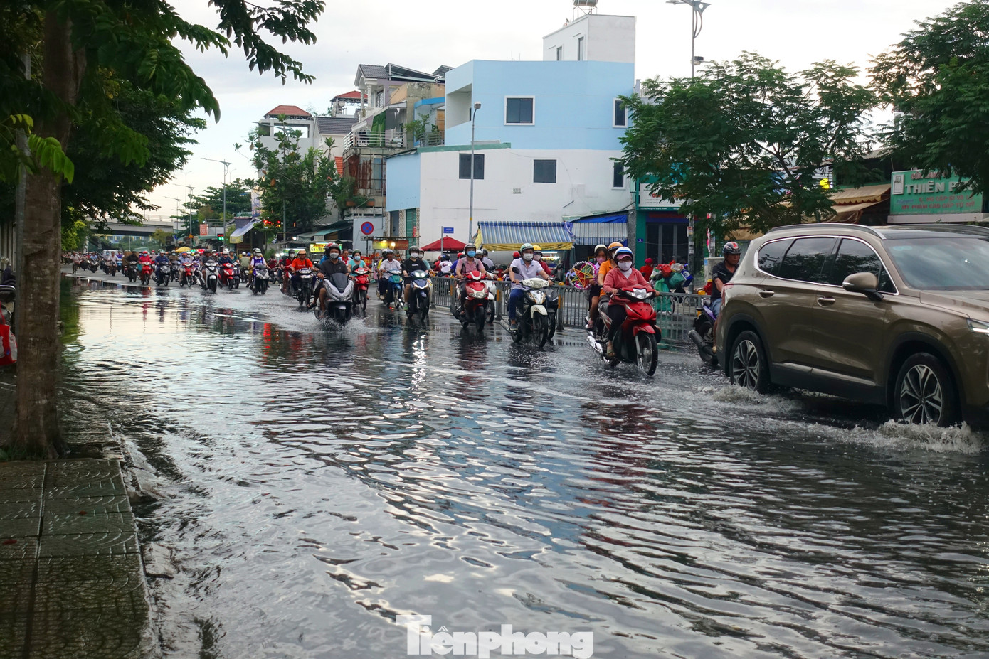 Các phương tiện di chuyển tránh điểm ngập trên đường Nguyễn Văn Luông (quận 6). Các phương tiện di chuyển tránh điểm ngập trên đường Nguyễn Văn Luông (quận 6).
