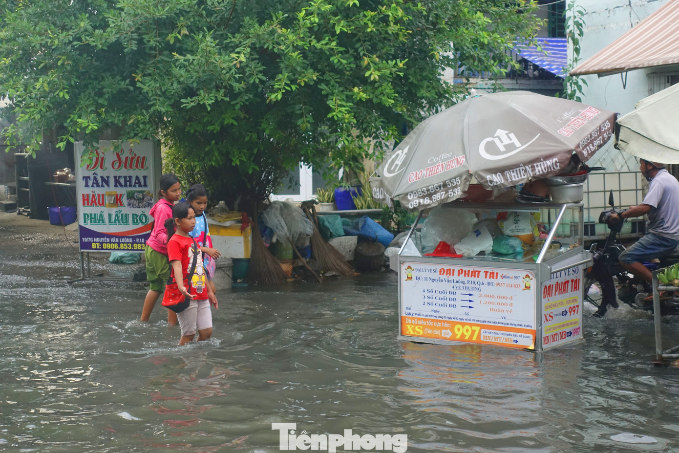 Các em nhỏ bì bõm lội nước. Các em nhỏ bì bõm lội nước.