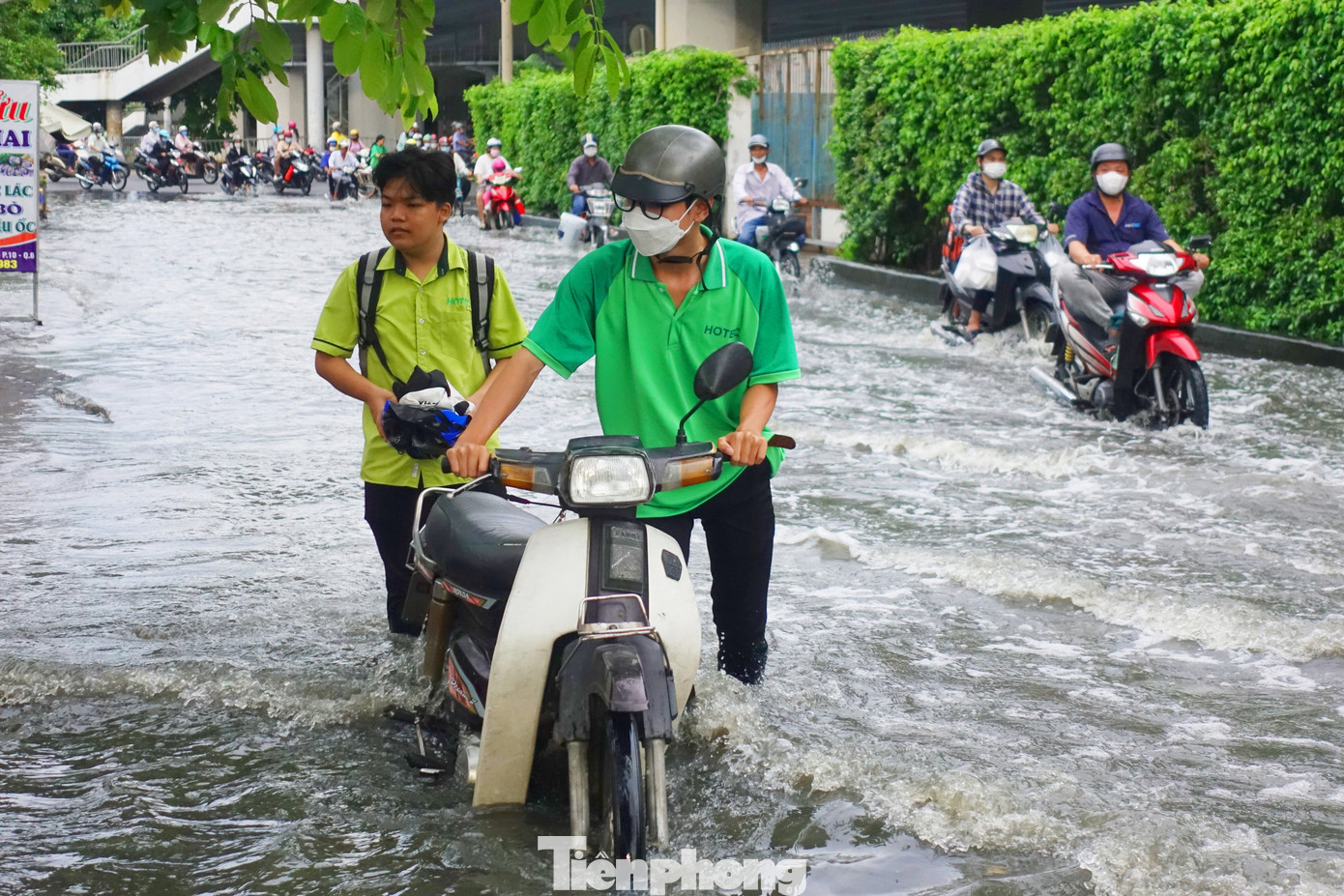 Nước ngập làm nhiều phương tiện bị “chết máy”, người dân phải bì bõm lội nước. Nước ngập làm nhiều phương tiện bị “chết máy”, người dân phải bì bõm lội nước.