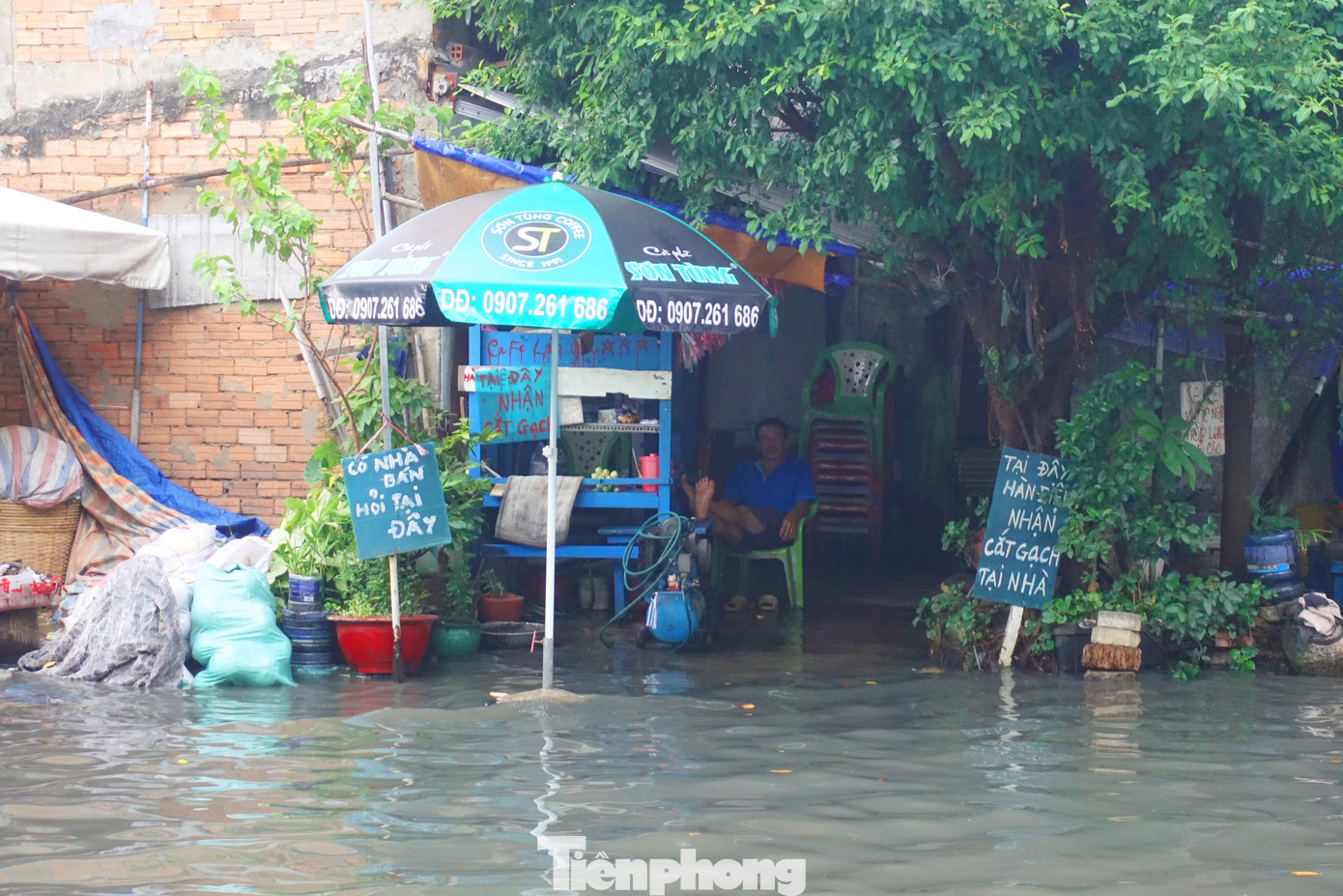 Nước ngập khiến việc hoạt động của các hàng quán bị ảnh hưởng. Nước ngập khiến việc hoạt động của các hàng quán bị ảnh hưởng.