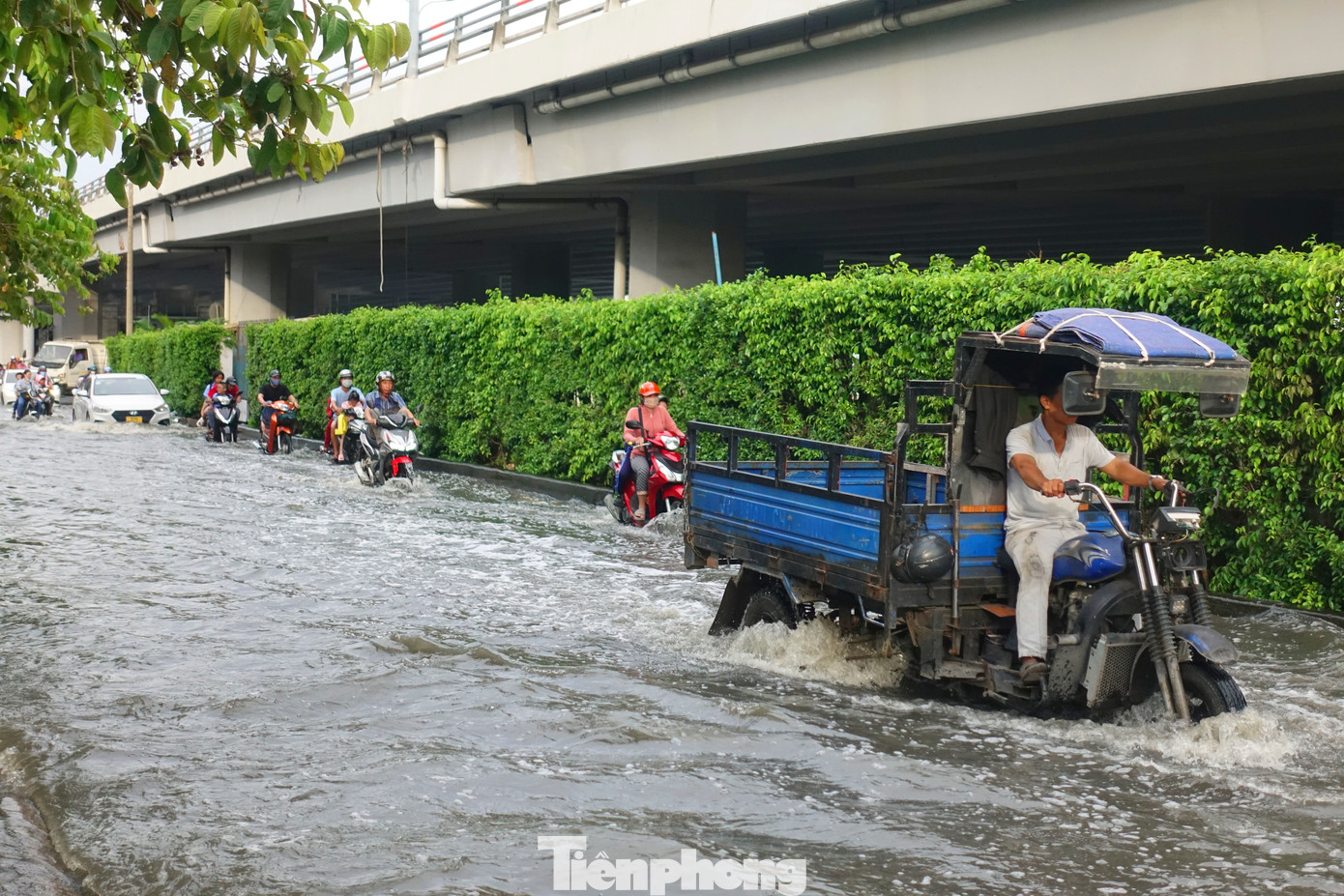 Chiều tối 29/9, một số tuyến đường ở TPHCM như Trần Xuân Soạn (quận 7), Nguyễn Ngọc Cung (quận 8), Nguyễn Văn Luông (quận 6),… bị ngập do triều cường. Chiều tối 29/9, một số tuyến đường ở TPHCM như Trần Xuân Soạn (quận 7), Nguyễn Ngọc Cung (quận 8), Nguyễn Văn Luông (quận 6),… bị ngập do triều cường.