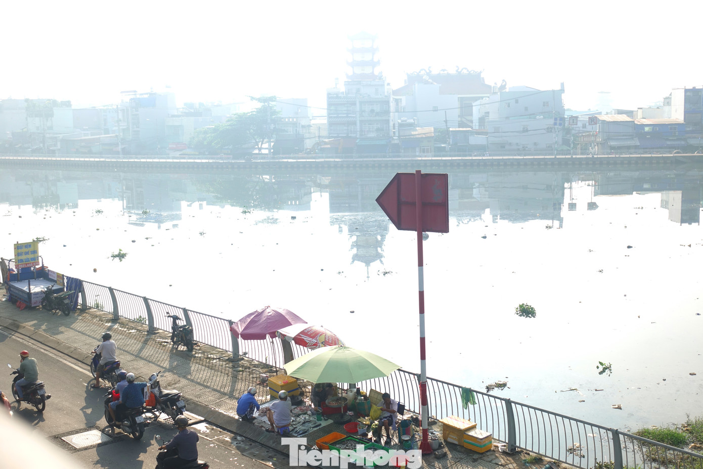 Sương mù bao phủ khu vực kênh Lò Gốm (quận 8) lúc 7 giờ sáng.