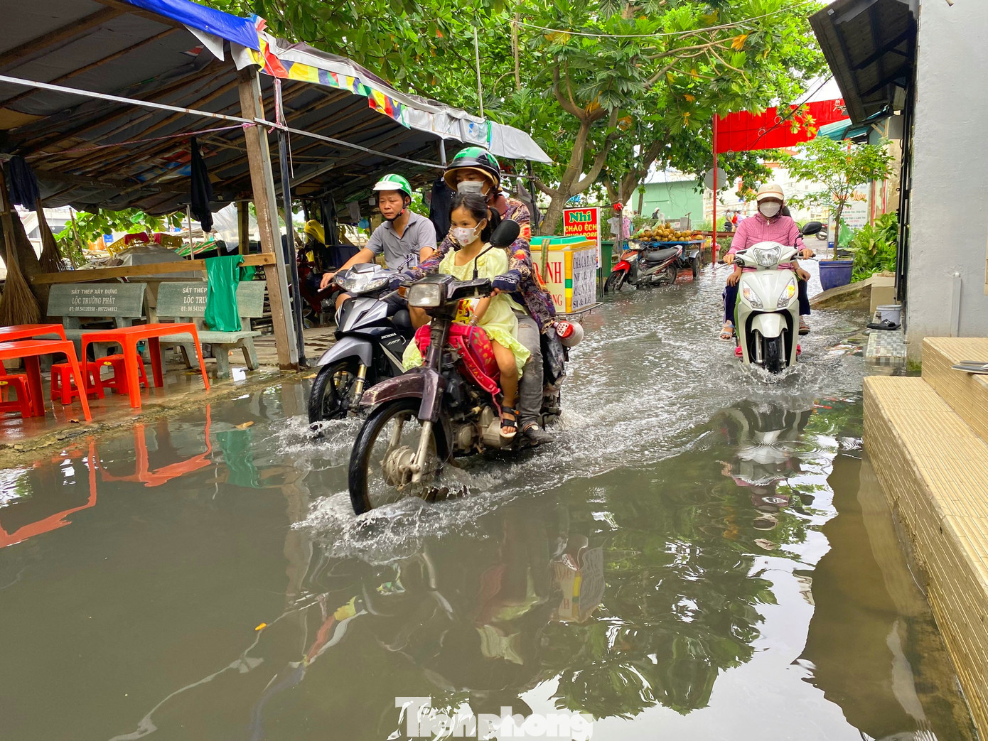 Một đoạn đường Nguyễn Ngọc Cung (phường 16, quận 8) bị ngập do triều cường. Một đoạn đường Nguyễn Ngọc Cung (phường 16, quận 8) bị ngập do triều cường.
