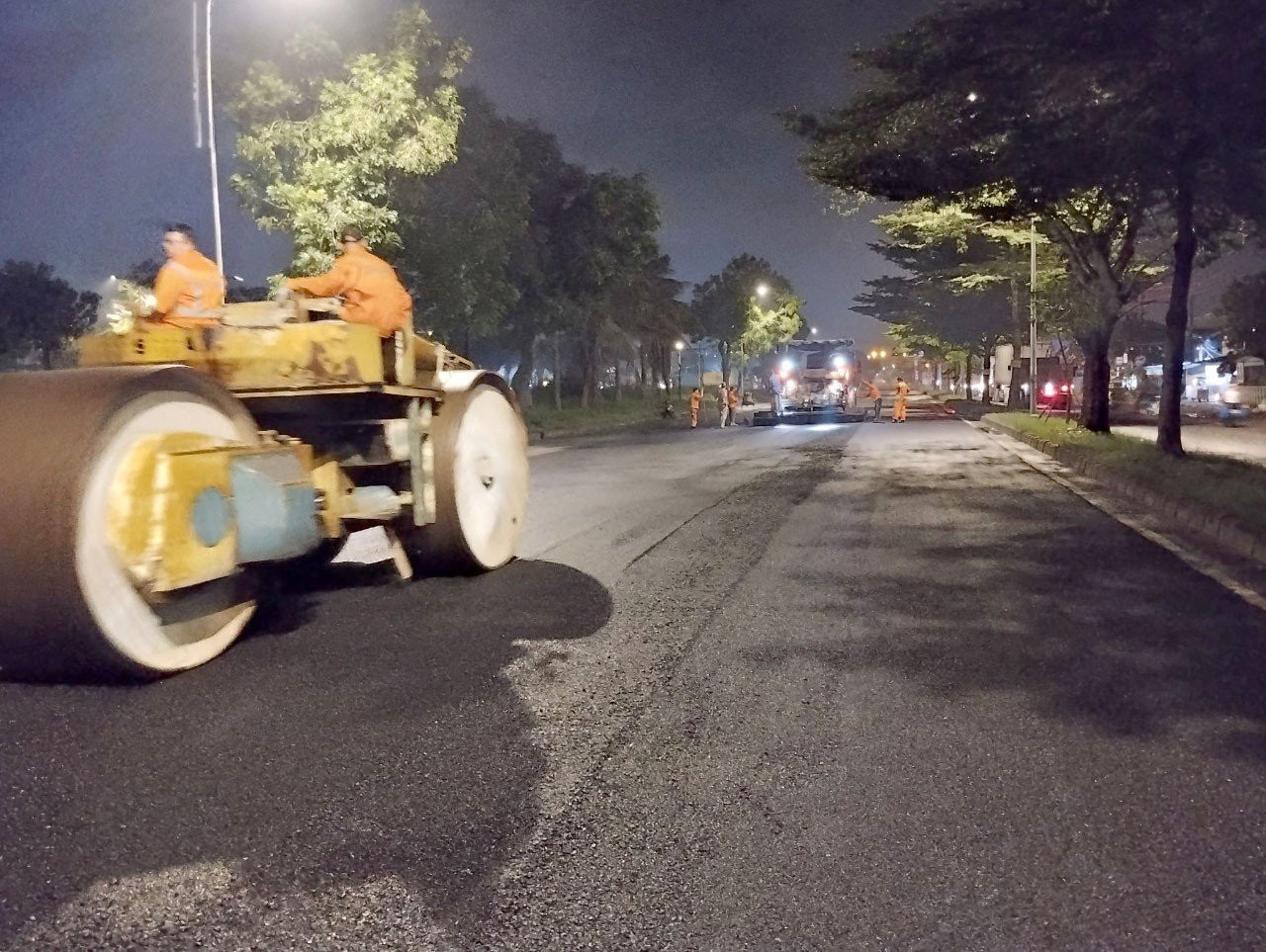 Đơn vị chịu trách nhiệm quản lý, khai thác và bảo trì tiến hành dặm vá, khắc phục các vị trí hư hỏng, xuống cấp trên tuyến đường Nguyễn Văn Linh (TPHCM). Ảnh: CTV Đơn vị chịu trách nhiệm quản lý, khai thác và bảo trì tiến hành dặm vá, khắc phục các vị trí hư hỏng, xuống cấp trên tuyến đường Nguyễn Văn Linh (TPHCM). Ảnh: CTV