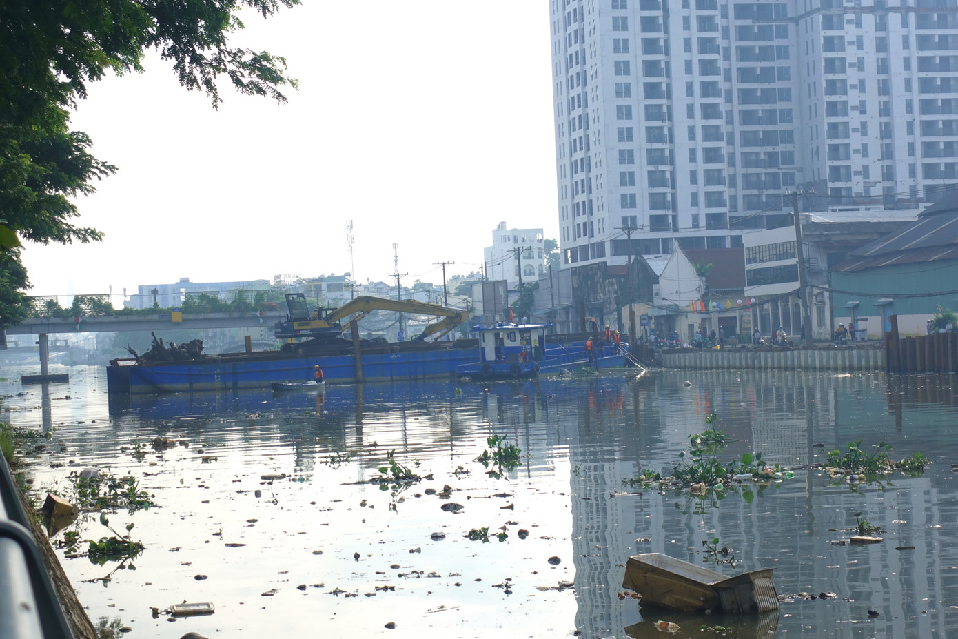 Sương mù dày đặc trên kênh Tàu Hủ - Lò Gốm (quận 8, TPHCM).