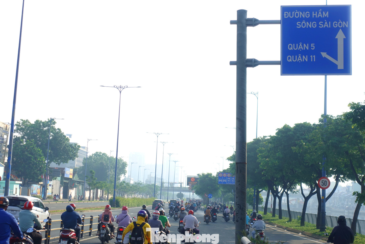 Càng về trưa, nắng xuất hiện, nhiệt độ tăng dần nhưng nhiều khu vực tại TPHCM vẫn bị sương mù bao phủ, độ ẩm không khí ở mức cao.