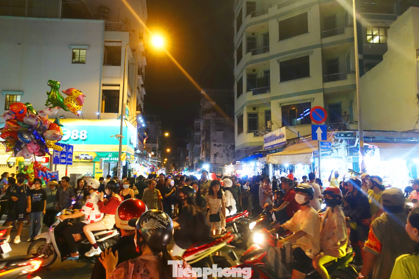 Tại khu vực phố lồng đèn đường Lương Nhữ Học, hàng nghìn người dân chen chúc tham quan, chụp ảnh. Cơ quan chức năng địa phương phải bố trí lực lượng điều tiết, đảm bảo an ninh trật tự.