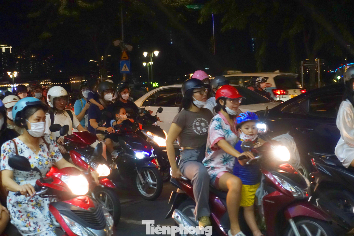 Nhiều em nhỏ theo ba mẹ xuống phố đón Trung thu.