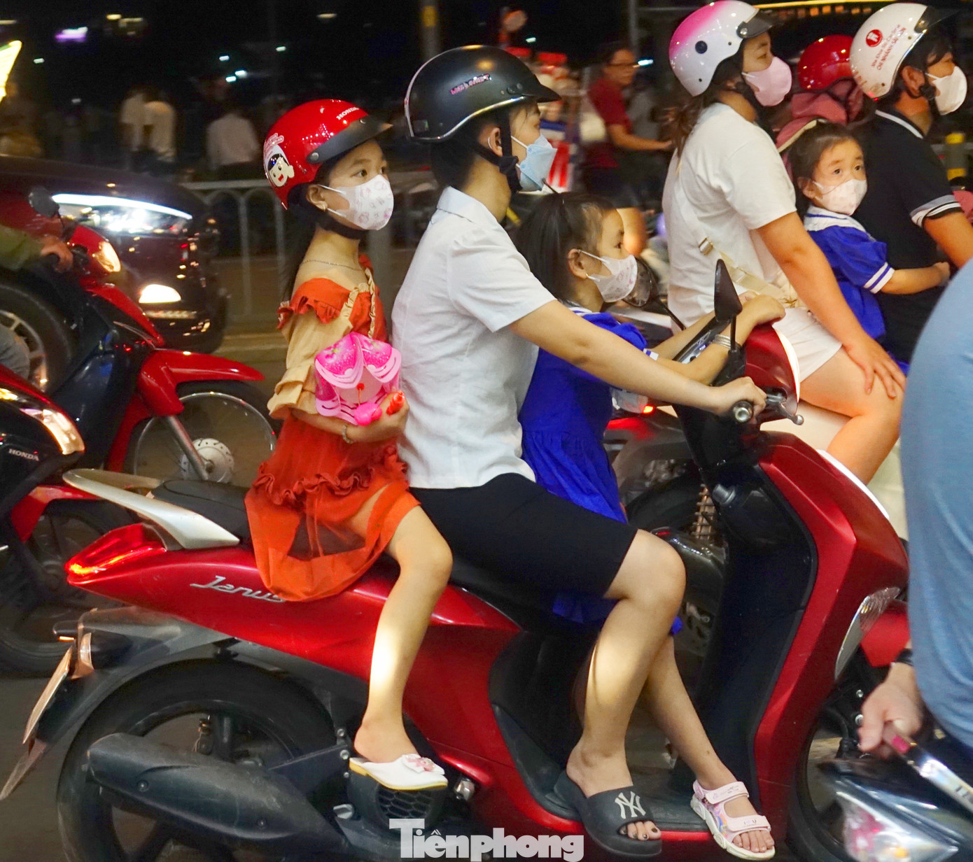 Nhiều em nhỏ được ba mẹ đưa đi chơi Trung thu.