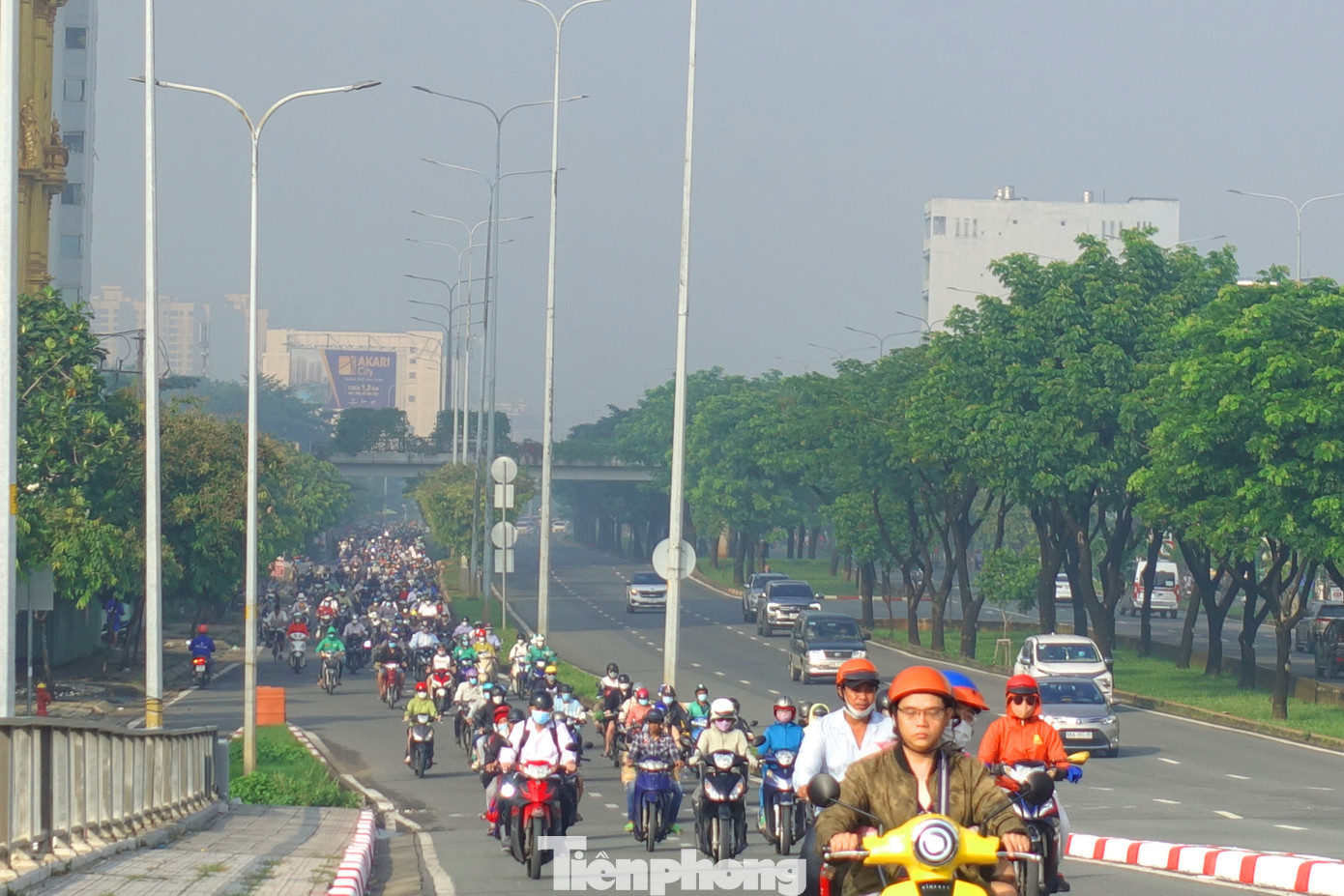 Sáng 22/9, khu vực TPHCM có nhiều mây, nắng yếu, một số khu vực có mưa lất phất và xuất hiện sương mù.