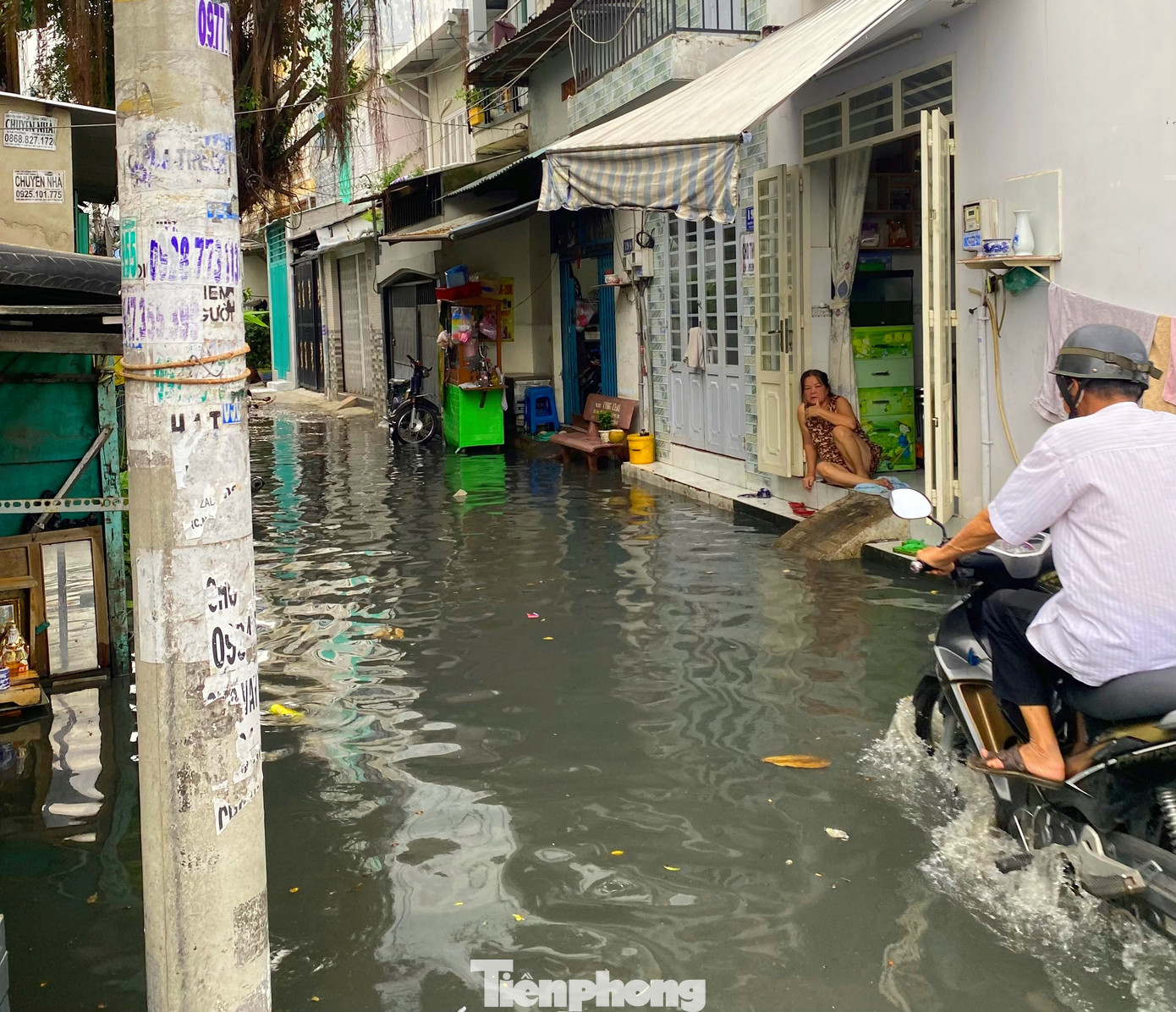 Nước từ hệ cống tràn lên làm ngập một số tuyến hẻm trên đường Nguyễn Văn Luông (phường 10, quận 6). Nước từ hệ cống tràn lên làm ngập một số tuyến hẻm trên đường Nguyễn Văn Luông (phường 10, quận 6).