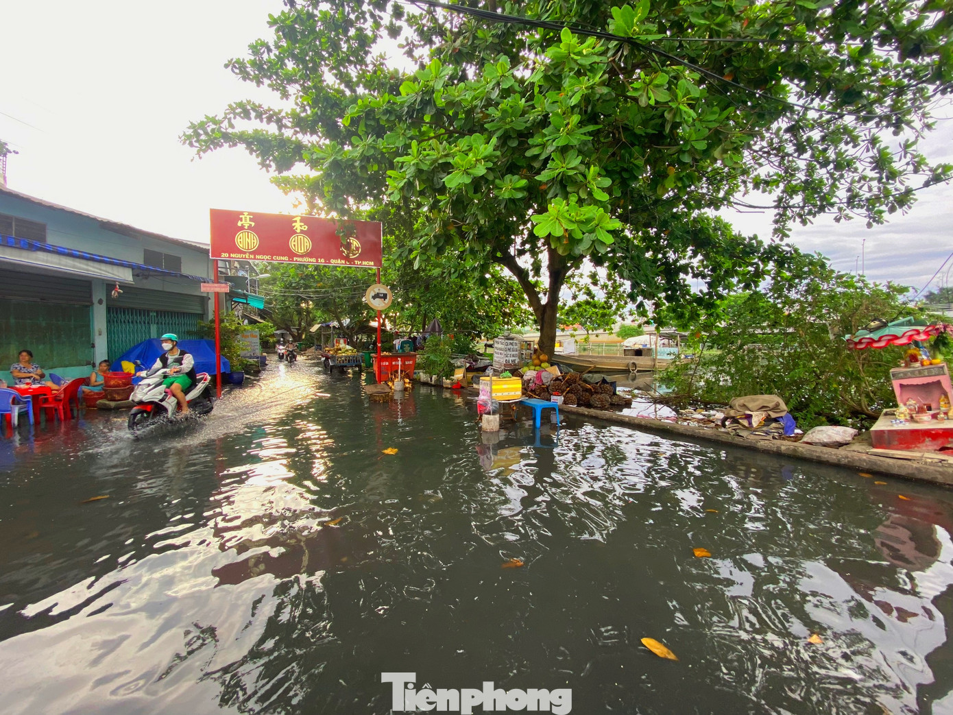 Mực nước rạch Ruột Ngựa dâng cao đến ngang mặt đường Nguyễn Ngọc Cung. Mực nước rạch Ruột Ngựa dâng cao đến ngang mặt đường Nguyễn Ngọc Cung.